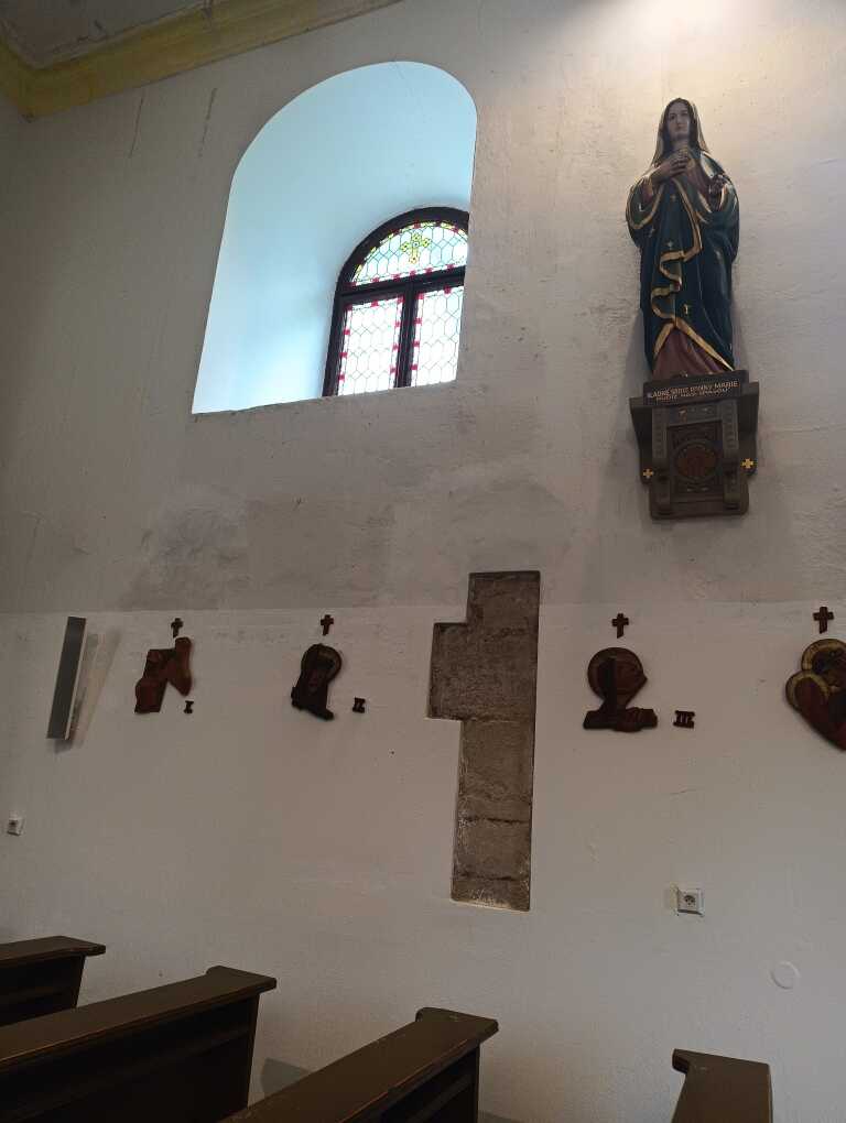 Částečně odkrytý vnitřní gotický portál.