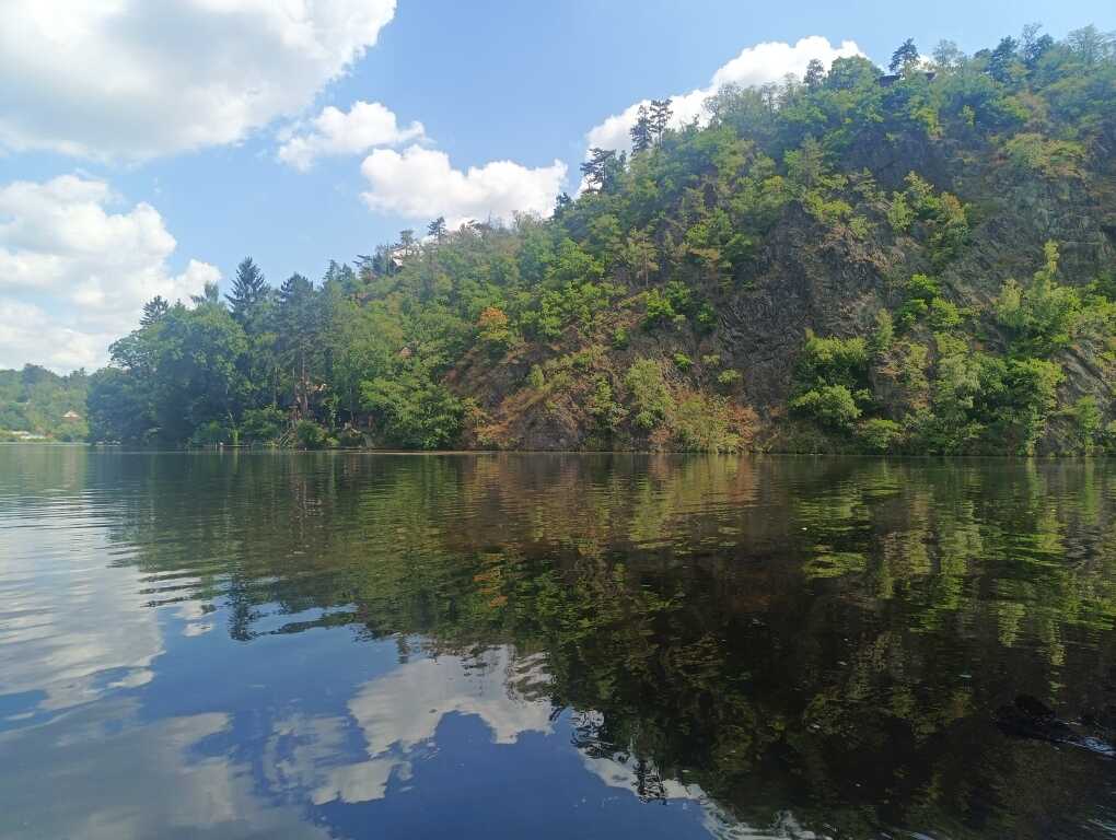 Pohled na ostrožnu Sekanka z Ostrova.