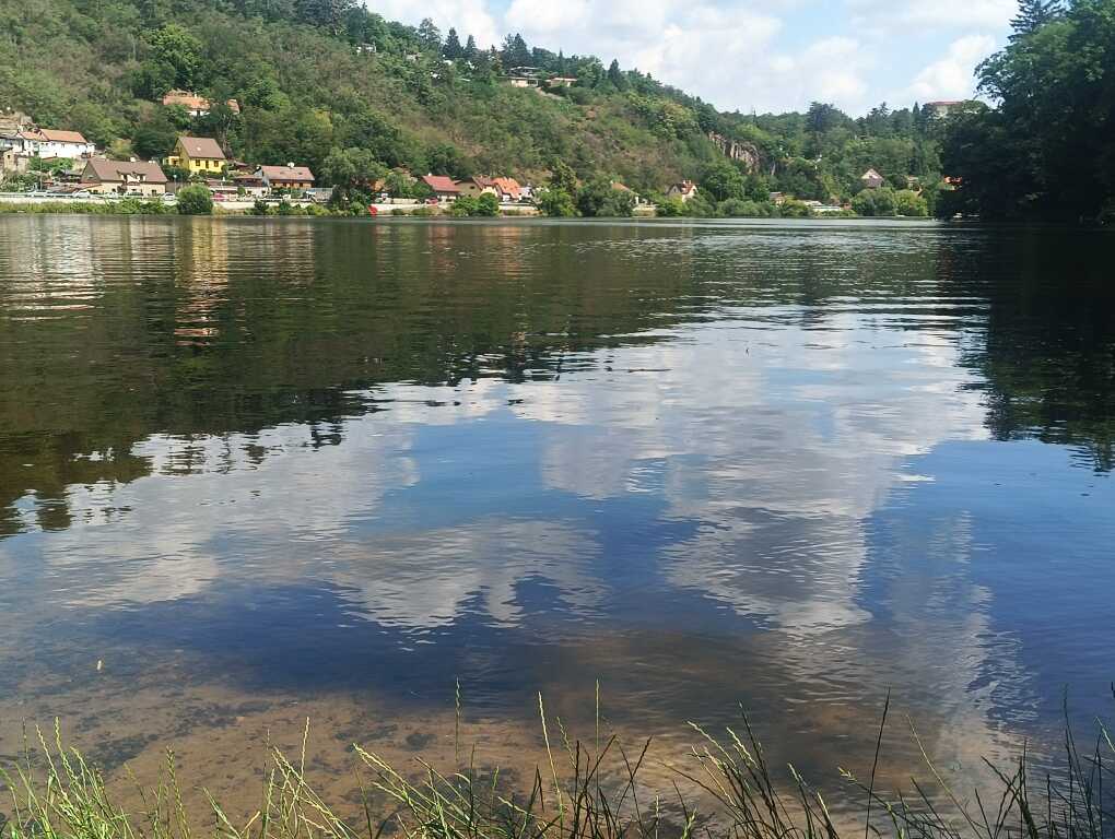 Soutok Vltavy a Sázavy, pohled na Davli.