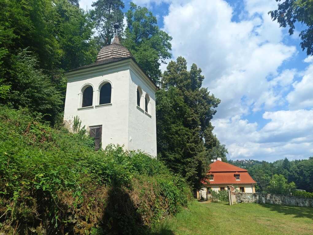 Zvonice a fara.