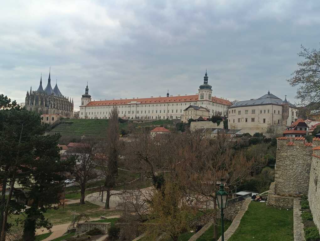 Chrám sv. Barbory, Jezuitská kolej, Hrádek.