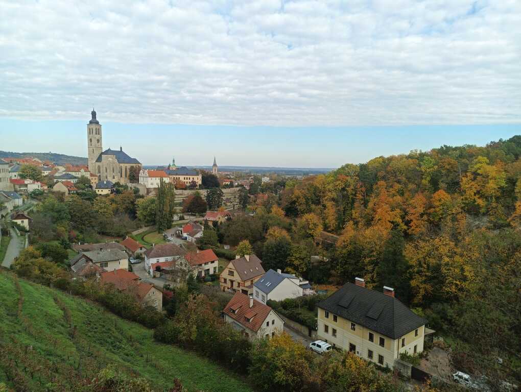 Pohled na kostel sv. Jakuba od ústí štoly sv. Jiří.