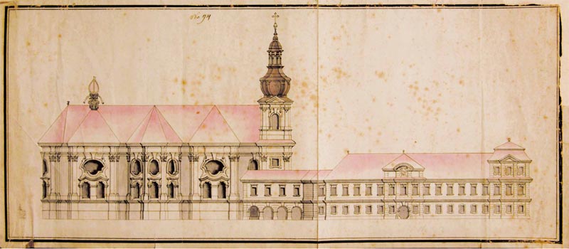 Boční průčelí kostela sv. Petra a Pavla v Rajhradě.