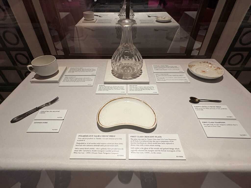 Nádobí pro pasažéry 1. třídy.