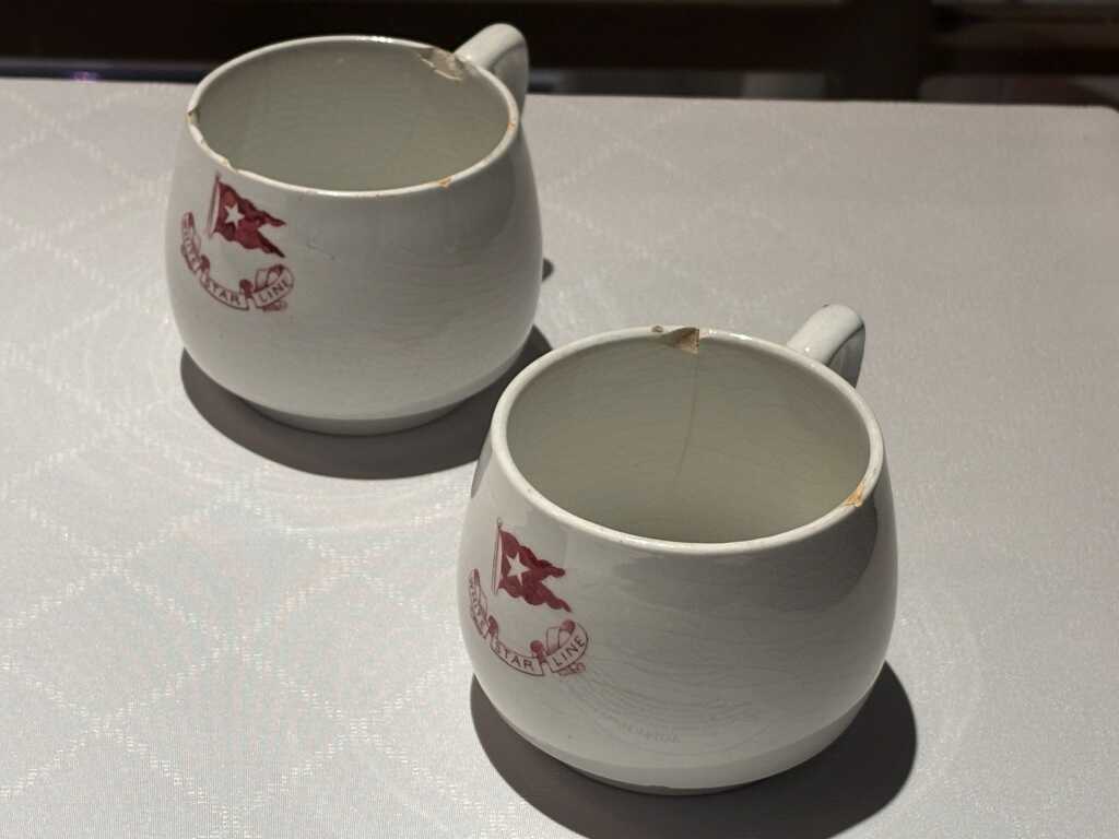 Hrnky pro pasažéry 3. třídy. 