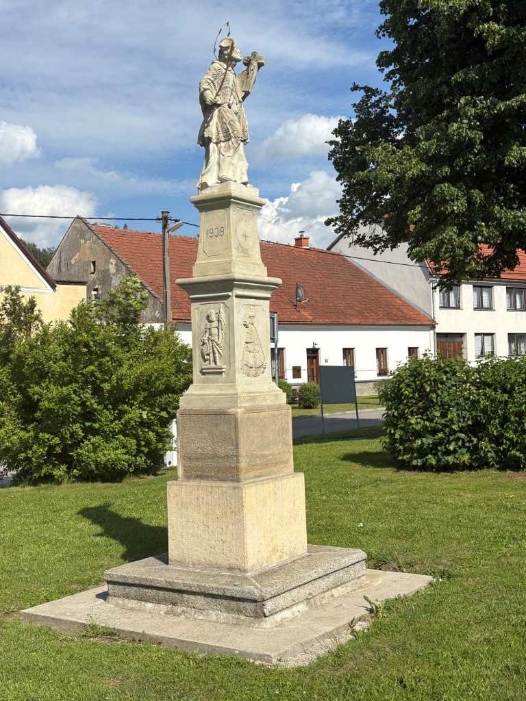 Socha sv. Jana Nepomuckého.