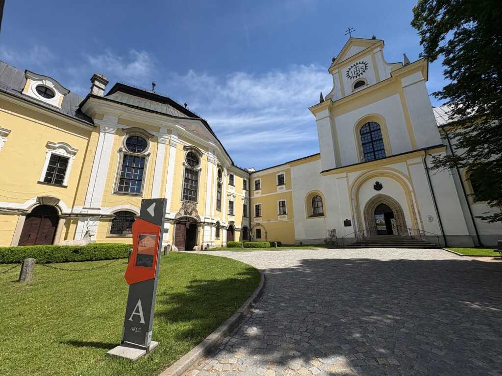 Bazilika Nanebevzetí Panny Marie a sv. Mikuláš.