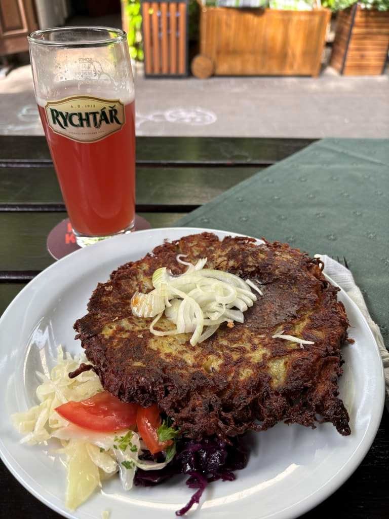 Olomoucké syrečky v bramboráku, zelí a pomelo grep.