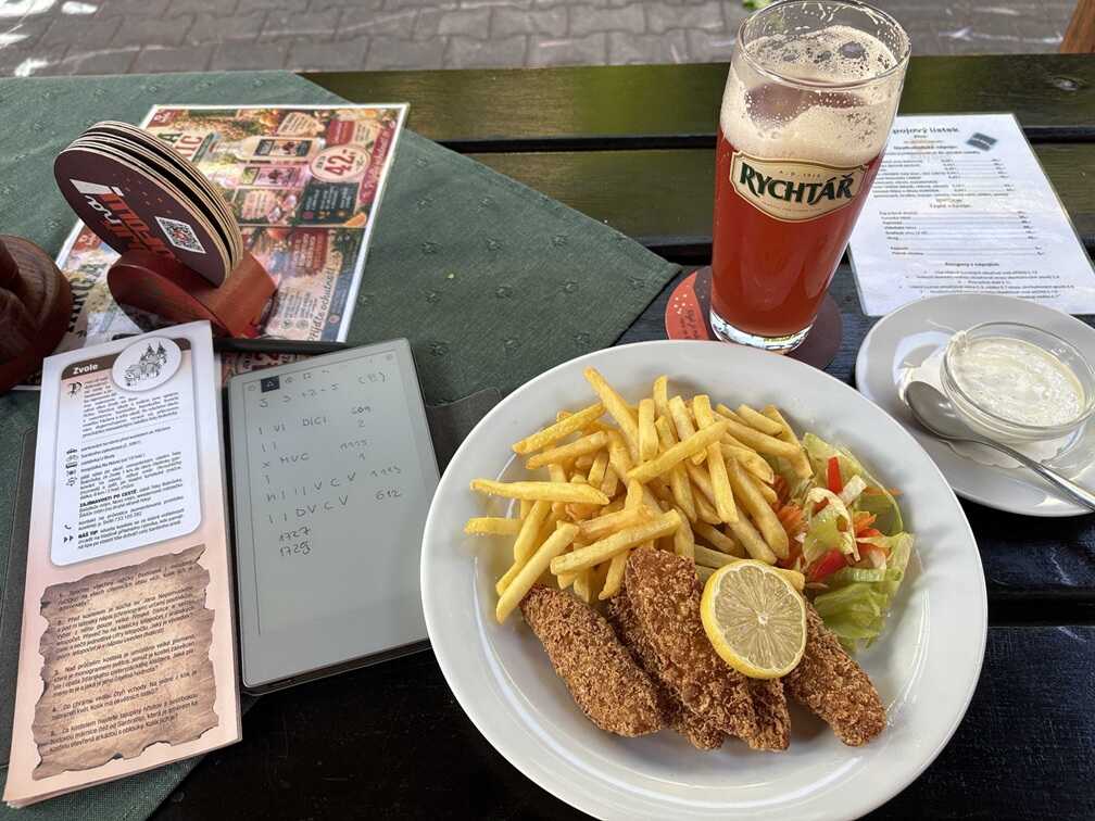 Fish & chips, hranolky, tatarka a pomelo grep.