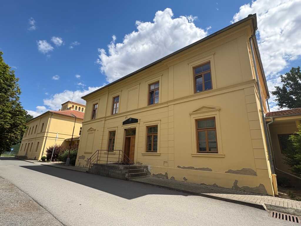 Propojená budova č.p. 55 s budovou č.p. 56.