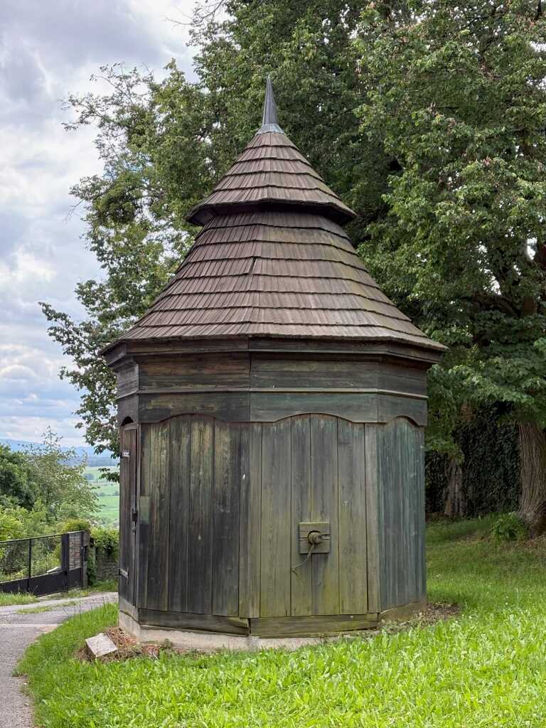 Dřevená studna před kostelem v Čížové.